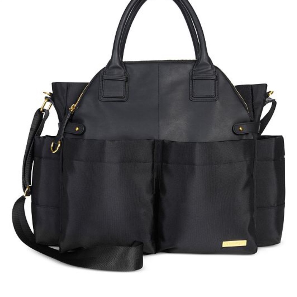 Skip hop mom bag in the color burgundy